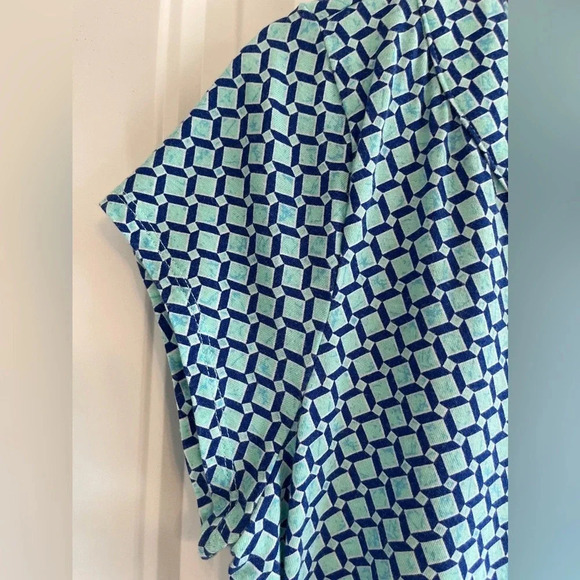 Liz Claiborne Women’s Petite Large Geometric Pattern Short Sleeve Blouse - Picture 7 of 9